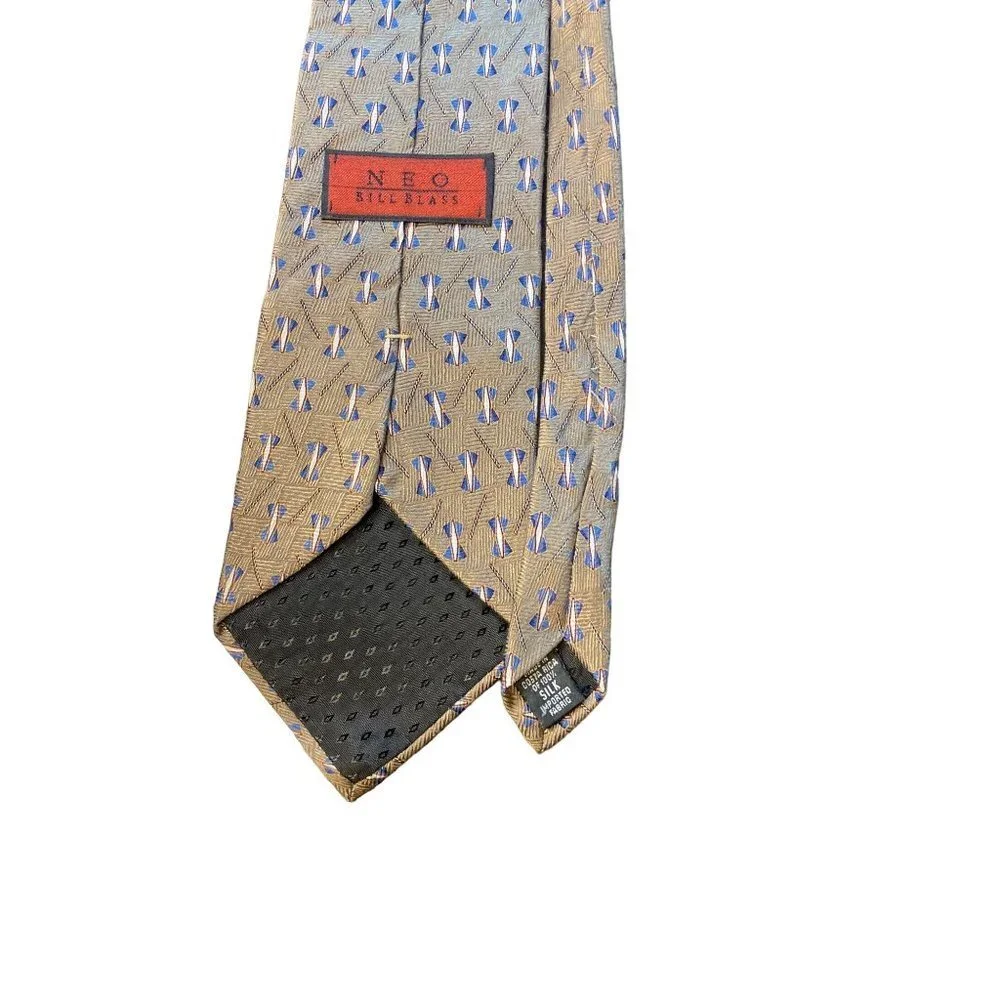 NEO Bill Blass Tan Blue Patterned Silk Necktie